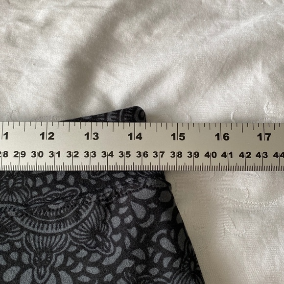 Tranquility by Colorado Clothing Women's Gray/Black Aztec Print Skort Size Small - Picture 9 of 10